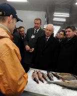 Николай Азаров на рынке "Шувар"