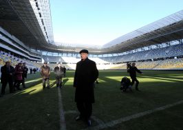 Николай Азаров на стадионе