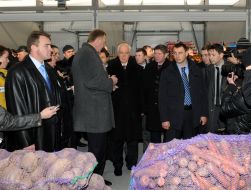 Николай Азаров на рынке "Шувар"