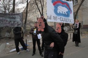 Участники акции возле избирательного участка в Киеве