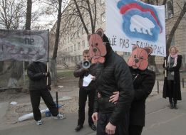 Участники акции возле избирательного участка в Киеве