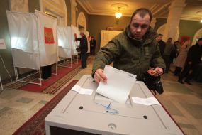 The elector gives up a bulletin in an urn for voting