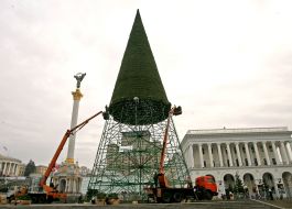 Монтаж головної новорічної ялинки України