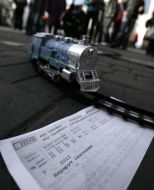 Залізничний квиток на фоні дитячої залізниці 