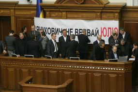 Deputies from "BYUT-Batkivshchina" block the presidium of parliament