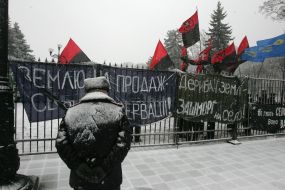 Плакаты на заборе