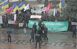 Участники акции протеста против принятия закона о рынке земли