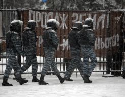 Сотрудники милиции следят за порядком