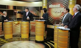 Participants talk Nesho "Kiev forum" with Rena NazarovaMiroshnichenko, Rena Nazarova, Nikolay Knyazhitskiy and Leonid Novohatko