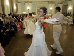 Учасники балу танцюють вальс