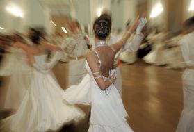 Учасники балу танцюють вальс