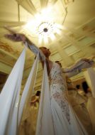 Учасники балу танцюють вальс