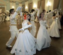 Учасники балу танцюють вальс