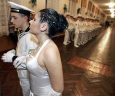 Учасники балу танцюють бальний танець