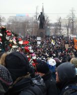 Участники митинга против итогов выборов в Госдуму