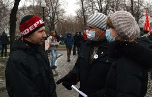 Участники митинга против итогов выборов в Госдуму