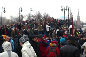 Участники митинга против итогов выборов в Госдуму