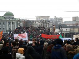 Участники митинга против итогов выборов в Госдуму