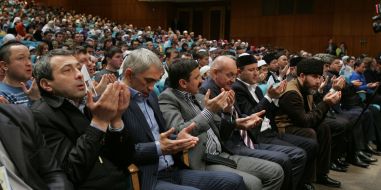 The delegates of convention pray