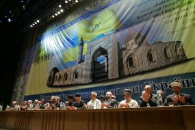 The delegates of convention pray