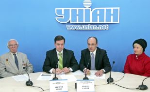 Учасники прес-конференції