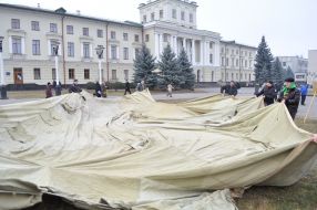 Businessmen set a tent