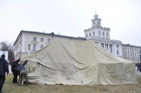 Businessmen set a tent