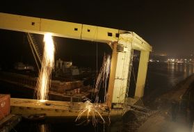 Repair of crane that fell into the Dnieper