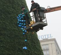 Робітники знімають гірлянду з новорічної ялинки