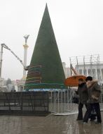 Робітники знімають гірлянду з новорічної ялинки