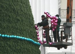 Робітники знімають гірлянду з новорічної ялинки