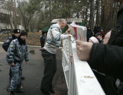 Anatoliy Mokriy climbed over the fence