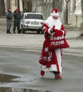 Бойцы "Беркута" смотрят на Деда Мороза