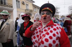 Участники карнавального шествия