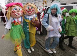 Участники карнавального шествия