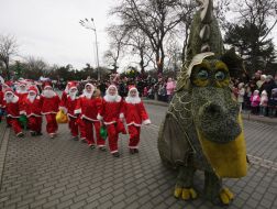 Участники парада Дедов Морозов