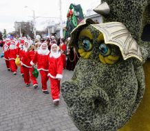 Участники парада Дедов Морозов