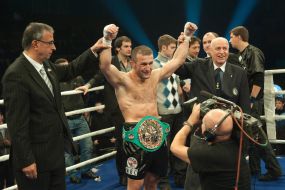 Автандил Хурцидзе радуется победе