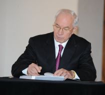Nikolay Azarov writes an entry to the mourning book