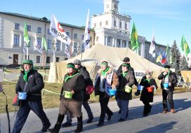 The habitants of tent small town carry chamber pots
