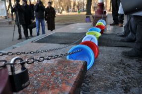 Chamber pots at the entrance to the City Council