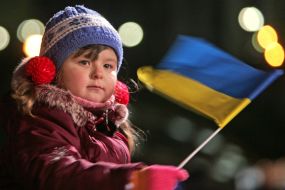 Дівчинка тримає прапорець