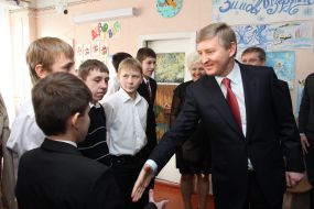 Rinat Akhmetov at orphanage №1