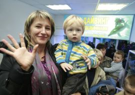 Воспитатель держит ребенка