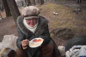 Бездомная кушает