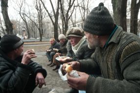 Бездомные кушают