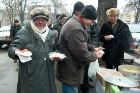 Бездомные кушают