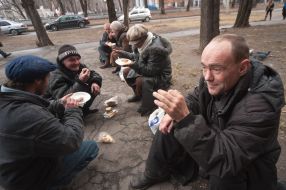 Бездомные кушают
