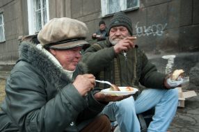 Бездомные кушают