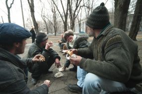 Бездомные кушают